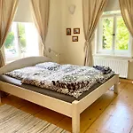 Stadtvilla Oscar 1 Og - Stilvoll Sanierte Altbauwohnung In Denkmalgeschuetzter Stadtvilla Nahe Elbradweg Appartement *