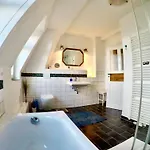 Appartement Stadtvilla Oscar 1 Og - Stilvoll Sanierte Altbauwohnung In Denkmalgeschuetzter Stadtvilla Nahe Elbradweg *
