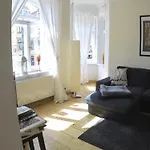 Appartement Stadtvilla Oscar 1 Og - Stilvoll Sanierte Altbauwohnung In Denkmalgeschuetzter Stadtvilla Nahe Elbradweg