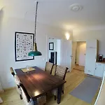 Stadtvilla Oscar 1 Og - Stilvoll Sanierte Altbauwohnung In Denkmalgeschuetzter Stadtvilla Nahe Elbradweg