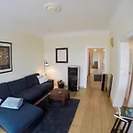 Stadtvilla Oscar 1 Og - Stilvoll Sanierte Altbauwohnung In Denkmalgeschuetzter Stadtvilla Nahe Elbradweg
