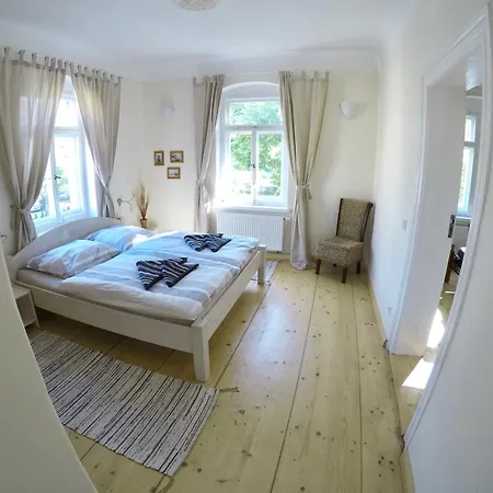 Stadtvilla Oscar 1 Og - Stilvoll Sanierte Altbauwohnung In Denkmalgeschuetzter Stadtvilla Nahe Elbradweg Apartman