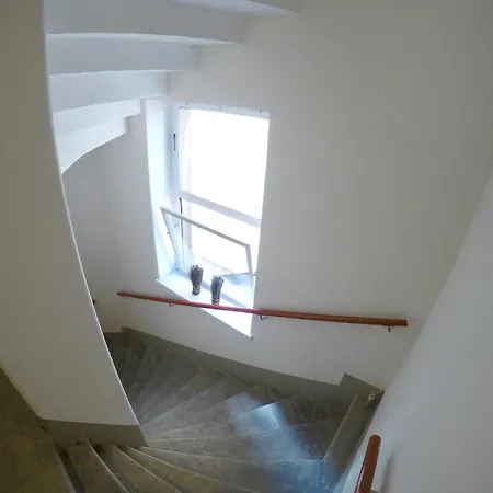 Stadtvilla Oscar 1 Og - Stilvoll Sanierte Altbauwohnung In Denkmalgeschützter Stadtvilla Nahe Elbradweg *