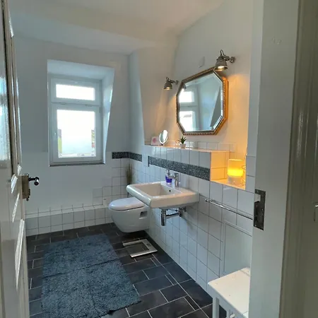 Stadtvilla Oscar 1 Og - Stilvoll Sanierte Altbauwohnung In Denkmalgeschuetzter Stadtvilla Nahe Elbradweg Apartman
