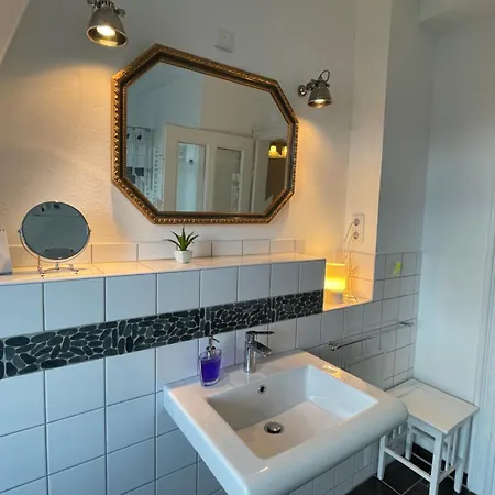 Stadtvilla Oscar 1 Og - Stilvoll Sanierte Altbauwohnung In Denkmalgeschuetzter Stadtvilla Nahe Elbradweg