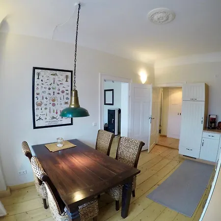 Stadtvilla Oscar 1 Og - Stilvoll Sanierte Altbauwohnung In Denkmalgeschützter Stadtvilla Nahe Elbradweg