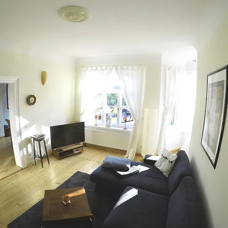 Stadtvilla Oscar 1 Og - Stilvoll Sanierte Altbauwohnung In Denkmalgeschuetzter Stadtvilla Nahe Elbradweg