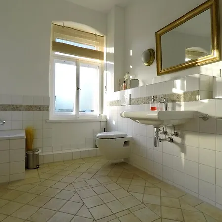 Stadtvilla Oscar 1 Og - Stilvoll Sanierte Altbauwohnung In Denkmalgeschuetzter Stadtvilla Nahe Elbradweg Apartman Drezda