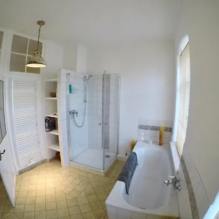 Stadtvilla Oscar 1 Og - Stilvoll Sanierte Altbauwohnung In Denkmalgeschuetzter Stadtvilla Nahe Elbradweg Apartman