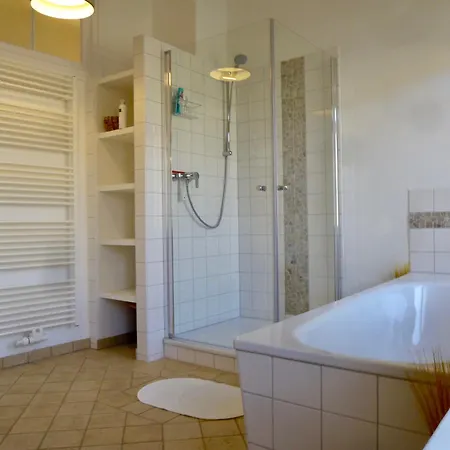 Stadtvilla Oscar 1 Og - Stilvoll Sanierte Altbauwohnung In Denkmalgeschuetzter Stadtvilla Nahe Elbradweg * Drezda