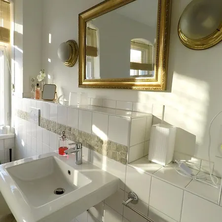 Stadtvilla Oscar 1 Og - Stilvoll Sanierte Altbauwohnung In Denkmalgeschuetzter Stadtvilla Nahe Elbradweg Apartman *