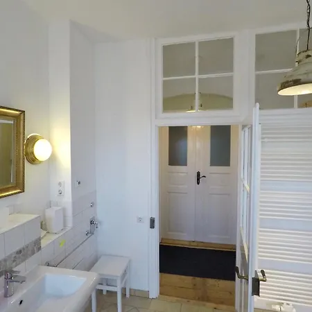 Stadtvilla Oscar 1 Og - Stilvoll Sanierte Altbauwohnung In Denkmalgeschuetzter Stadtvilla Nahe Elbradweg