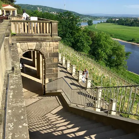 Stadtvilla Oscar 1 Og - Stilvoll Sanierte Altbauwohnung In Denkmalgeschuetzter Stadtvilla Nahe Elbradweg