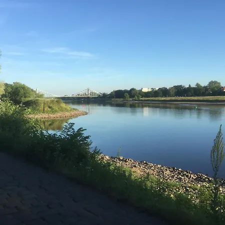 Apartment Stadtvilla Oscar 1 Og - Stilvoll Sanierte Altbauwohnung In Denkmalgeschuetzter Stadtvilla Nahe Elbradweg Dresden