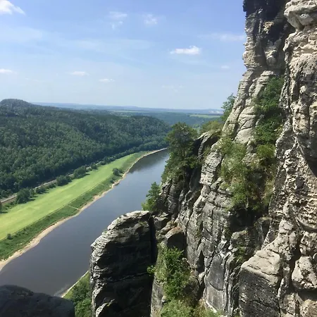 Stadtvilla Oscar 1 Og - Stilvoll Sanierte Altbauwohnung In Denkmalgeschuetzter Stadtvilla Nahe Elbradweg * Dresden