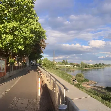 Apartment Stadtvilla Oscar 1 Og - Stilvoll Sanierte Altbauwohnung In Denkmalgeschuetzter Stadtvilla Nahe Elbradweg *