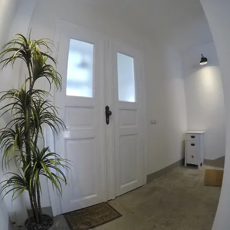 Stadtvilla Oscar 1 Og - Stilvoll Sanierte Altbauwohnung In Denkmalgeschuetzter Stadtvilla Nahe Elbradweg Apartment