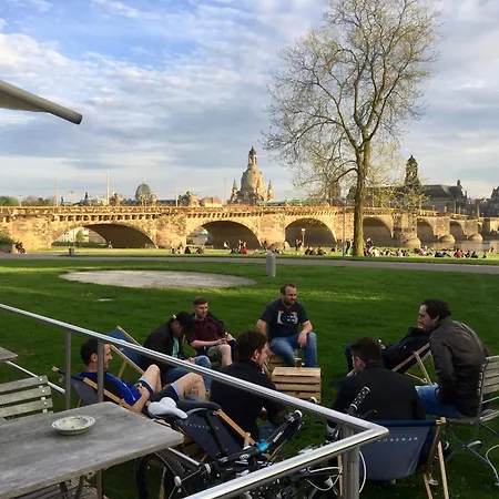 Stadtvilla Oscar 1 Og - Stilvoll Sanierte Altbauwohnung In Denkmalgeschuetzter Stadtvilla Nahe Elbradweg