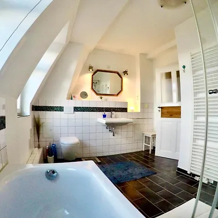 Apartment Stadtvilla Oscar 1 Og - Stilvoll Sanierte Altbauwohnung In Denkmalgeschuetzter Stadtvilla Nahe Elbradweg *