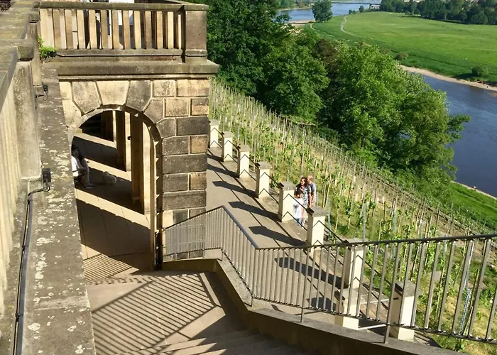 Stadtvilla Oscar 1 Og - Stilvoll Sanierte Altbauwohnung In Denkmalgeschuetzter Stadtvilla Nahe Elbradweg