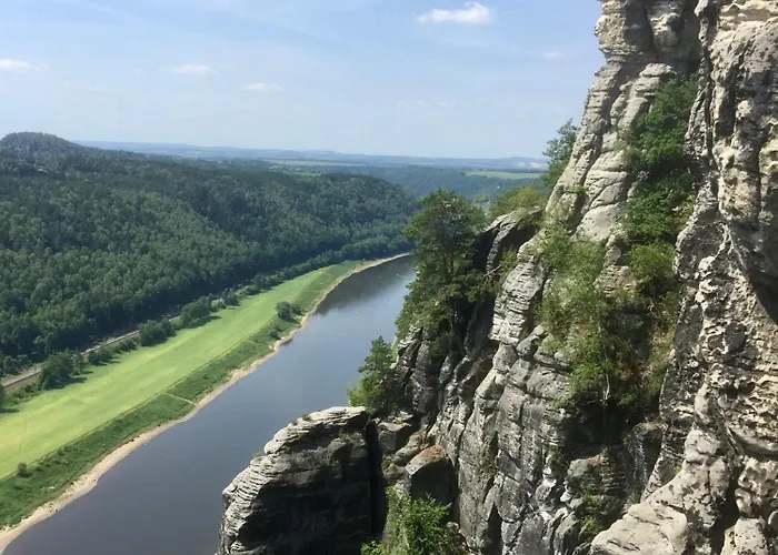 Stadtvilla Oscar 1 Og - Stilvoll Sanierte Altbauwohnung In Denkmalgeschuetzter Stadtvilla Nahe Elbradweg * 德累斯顿