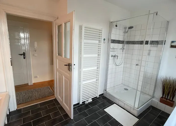 Stadtvilla Oscar 1 Og - Stilvoll Sanierte Altbauwohnung In Denkmalgeschuetzter Stadtvilla Nahe Elbradweg *