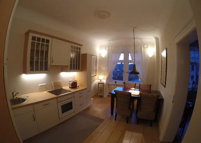 Stadtvilla Oscar 1 Og - Stilvoll Sanierte Altbauwohnung In Denkmalgeschuetzter Stadtvilla Nahe Elbradweg * 德累斯顿