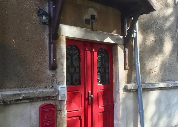 Stadtvilla Oscar 1 Og - Stilvoll Sanierte Altbauwohnung In Denkmalgeschuetzter Stadtvilla Nahe Elbradweg *