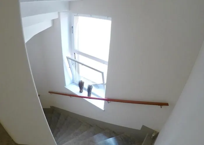 Stadtvilla Oscar 1 Og - Stilvoll Sanierte Altbauwohnung In Denkmalgeschuetzter Stadtvilla Nahe Elbradweg *