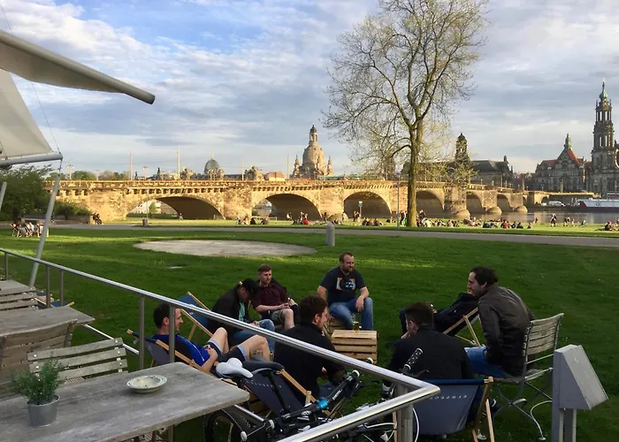 Stadtvilla Oscar 1 Og - Stilvoll Sanierte Altbauwohnung In Denkmalgeschuetzter Stadtvilla Nahe Elbradweg