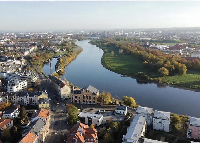 Stadtvilla Oscar 1 Og - Stilvoll Sanierte Altbauwohnung In Denkmalgeschuetzter Stadtvilla Nahe Elbradweg *