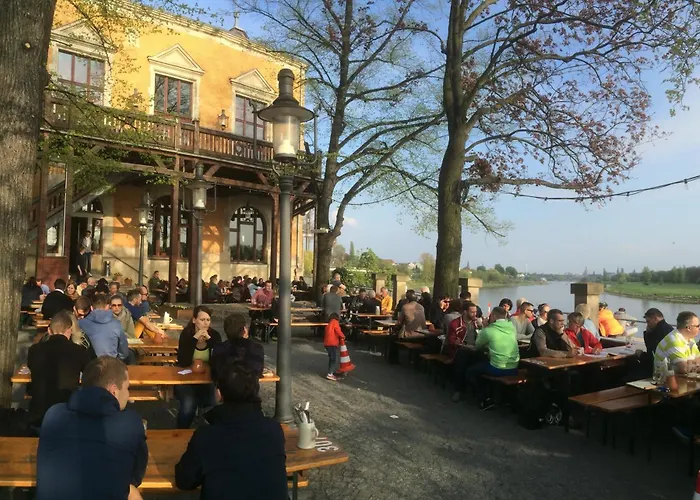Stadtvilla Oscar 1 Og - Stilvoll Sanierte Altbauwohnung In Denkmalgeschuetzter Stadtvilla Nahe Elbradweg