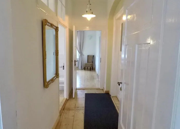 Stadtvilla Oscar 1 Og - Stilvoll Sanierte Altbauwohnung In Denkmalgeschuetzter Stadtvilla Nahe Elbradweg