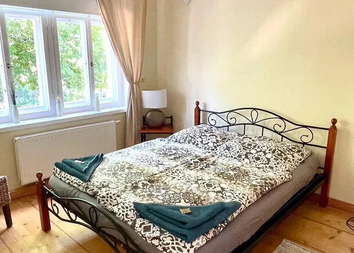 Stadtvilla Oscar 1 Og - Stilvoll Sanierte Altbauwohnung In Denkmalgeschuetzter Stadtvilla Nahe Elbradweg