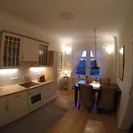 Stadtvilla Oscar 1 Og - Stilvoll Sanierte Altbauwohnung In Denkmalgeschuetzter Stadtvilla Nahe Elbradweg * Дрезден